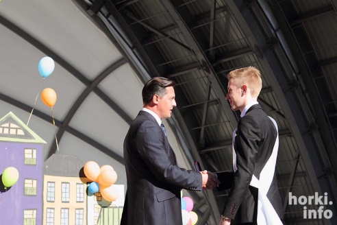 Выпускники 2015: цветы, улыбки и прощальный вальс в Горках