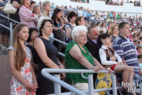 Выпускники 2015: цветы, улыбки и прощальный вальс в Горках