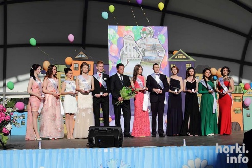 Выпускники 2015: цветы, улыбки и прощальный вальс в Горках