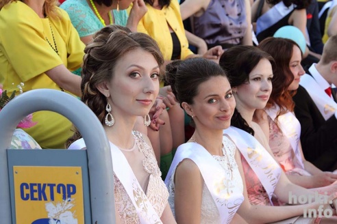 Выпускники 2015: цветы, улыбки и прощальный вальс в Горках