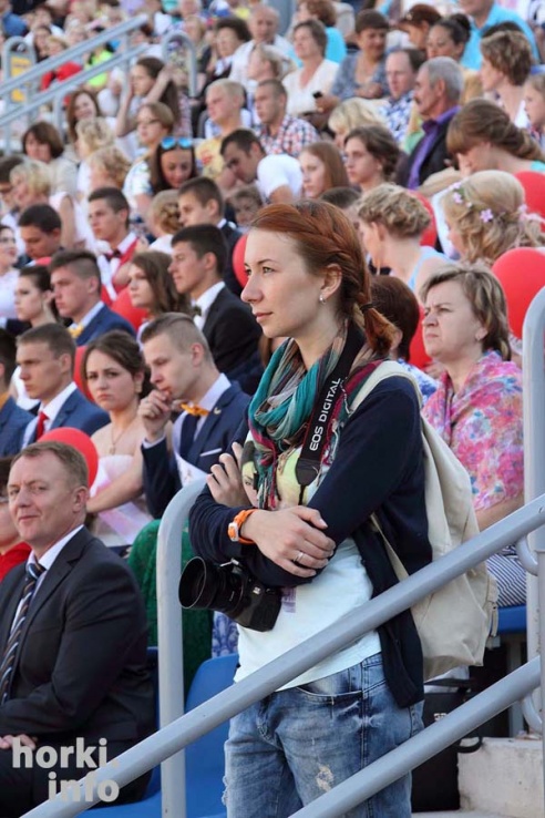 Выпускники 2015: цветы, улыбки и прощальный вальс в Горках