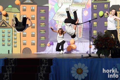 Выпускники 2015: цветы, улыбки и прощальный вальс в Горках