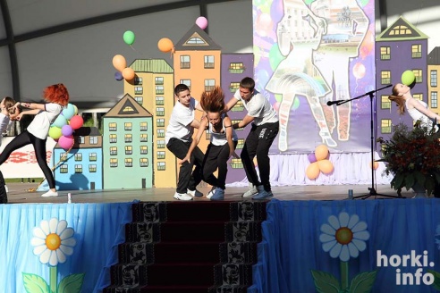 Выпускники 2015: цветы, улыбки и прощальный вальс в Горках