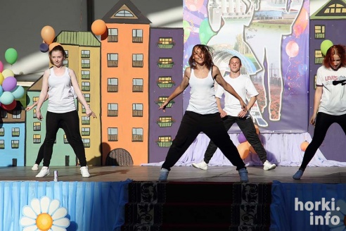 Выпускники 2015: цветы, улыбки и прощальный вальс в Горках