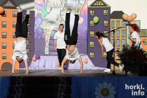 Выпускники 2015: цветы, улыбки и прощальный вальс в Горках