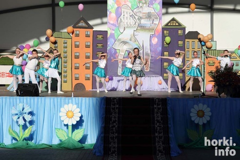 Выпускники 2015: цветы, улыбки и прощальный вальс в Горках