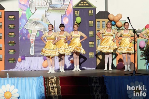 Выпускники 2015: цветы, улыбки и прощальный вальс в Горках