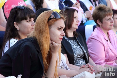 Выпускники 2015: цветы, улыбки и прощальный вальс в Горках