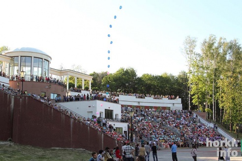 Выпускники 2015: цветы, улыбки и прощальный вальс в Горках