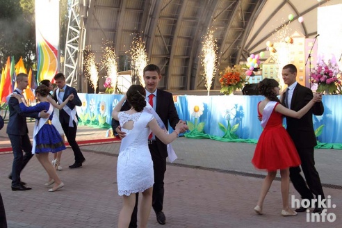 Выпускники 2015: цветы, улыбки и прощальный вальс в Горках