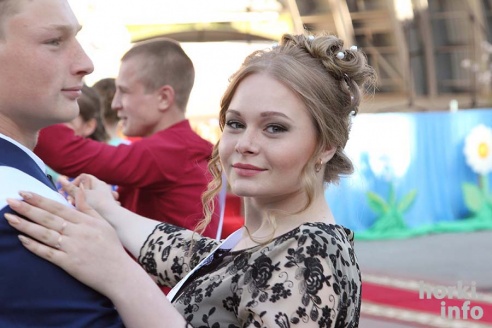 Выпускники 2015: цветы, улыбки и прощальный вальс в Горках