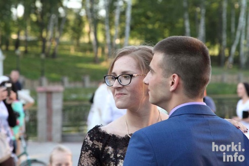 Выпускники 2015: цветы, улыбки и прощальный вальс в Горках