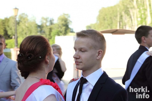 Выпускники 2015: цветы, улыбки и прощальный вальс в Горках