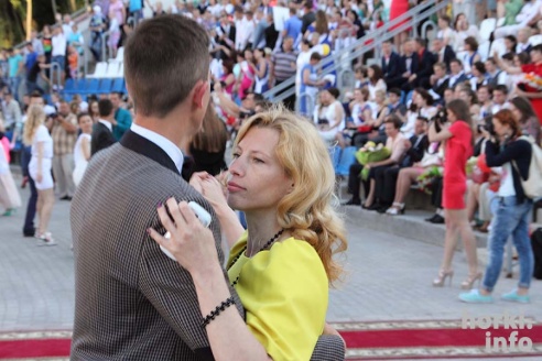 Выпускники 2015: цветы, улыбки и прощальный вальс в Горках
