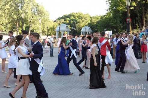 Выпускники 2015: цветы, улыбки и прощальный вальс в Горках