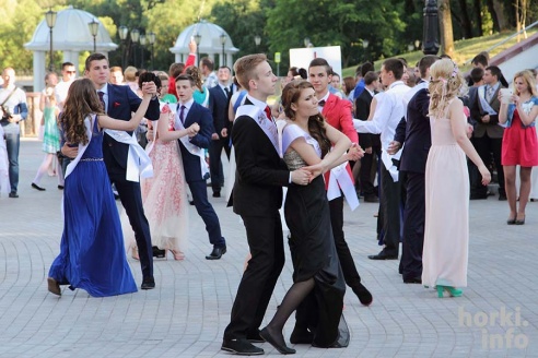 Выпускники 2015: цветы, улыбки и прощальный вальс в Горках