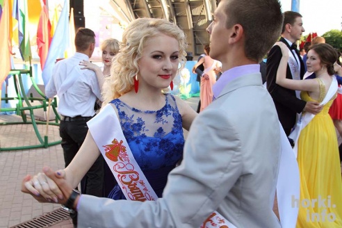 Выпускники 2015: цветы, улыбки и прощальный вальс в Горках