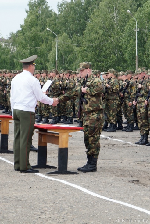 Более 800 молодых солдат приняли присягу в Слуцке