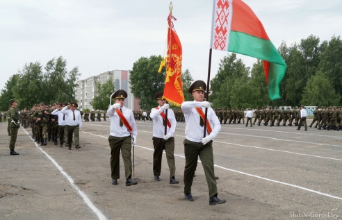 Более 800 молодых солдат приняли присягу в Слуцке