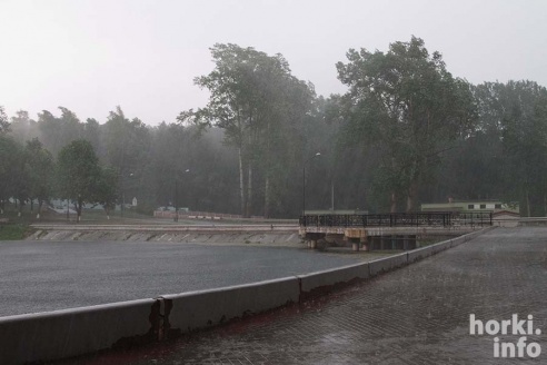 Ливень в Горках: вода по колено и ветер, ломающий деревья