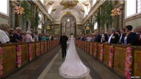 Шведский принц женился на бывшей звезде реалити-шоу (ФОТО)