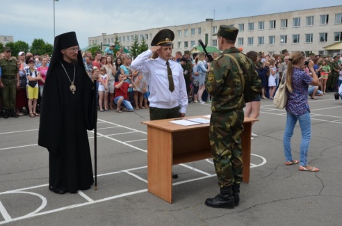 Епископ Вениамин в Жодино благословил солдат, принявших присягу