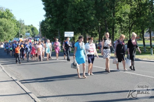 ФОТОРЕПОРТАЖ: Последний школьный вальс и праздничное шествие выпускников школ Вилейского района