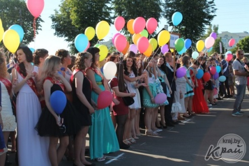 ФОТОРЕПОРТАЖ: Последний школьный вальс и праздничное шествие выпускников школ Вилейского района