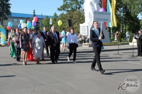 ФОТОРЕПОРТАЖ: Последний школьный вальс и праздничное шествие выпускников школ Вилейского района
