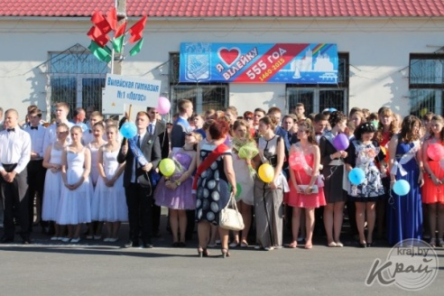 ФОТОРЕПОРТАЖ: Последний школьный вальс и праздничное шествие выпускников школ Вилейского района