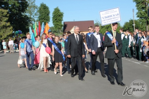 ФОТОРЕПОРТАЖ: Последний школьный вальс и праздничное шествие выпускников школ Вилейского района