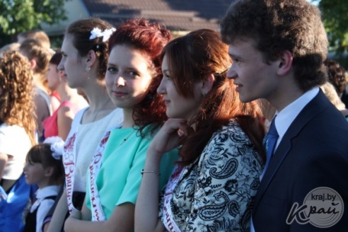 ФОТОРЕПОРТАЖ: Последний школьный вальс и праздничное шествие выпускников школ Вилейского района