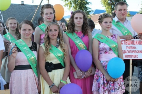 ФОТОРЕПОРТАЖ: Последний школьный вальс и праздничное шествие выпускников школ Вилейского района