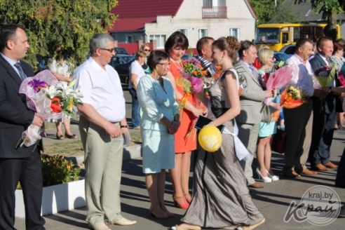ФОТОРЕПОРТАЖ: Последний школьный вальс и праздничное шествие выпускников школ Вилейского района