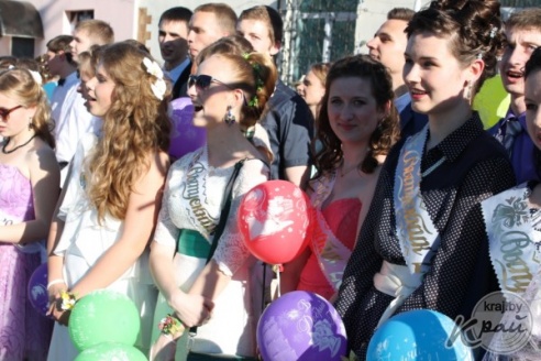 ФОТОРЕПОРТАЖ: Последний школьный вальс и праздничное шествие выпускников школ Вилейского района