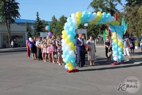 ФОТОРЕПОРТАЖ: Последний школьный вальс и праздничное шествие выпускников школ Вилейского района