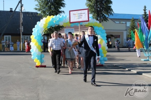 ФОТОРЕПОРТАЖ: Последний школьный вальс и праздничное шествие выпускников школ Вилейского района