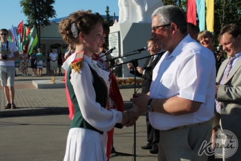 ФОТОРЕПОРТАЖ: Последний школьный вальс и праздничное шествие выпускников школ Вилейского района