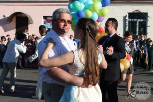 ФОТОРЕПОРТАЖ: Последний школьный вальс и праздничное шествие выпускников школ Вилейского района