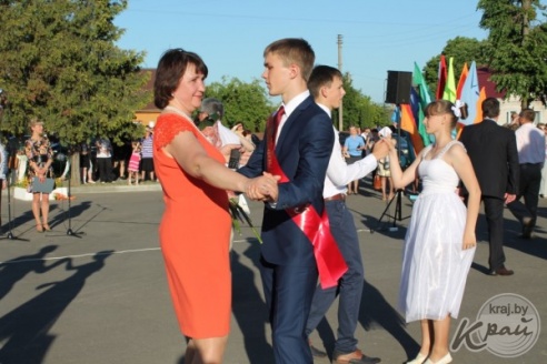 ФОТОРЕПОРТАЖ: Последний школьный вальс и праздничное шествие выпускников школ Вилейского района