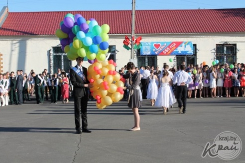 ФОТОРЕПОРТАЖ: Последний школьный вальс и праздничное шествие выпускников школ Вилейского района