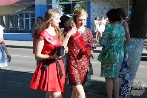 Цветы в волосах, платья до колена и бабочки – что модно среди вилейских выпускников в этом году (ФОТО)