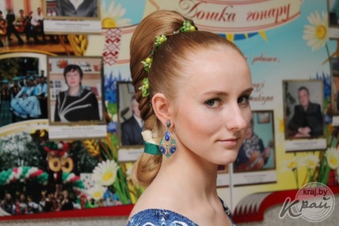 Цветы в волосах, платья до колена и бабочки – что модно среди вилейских выпускников в этом году (ФОТО)