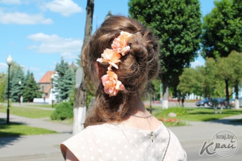 Цветы в волосах, платья до колена и бабочки – что модно среди вилейских выпускников в этом году (ФОТО)