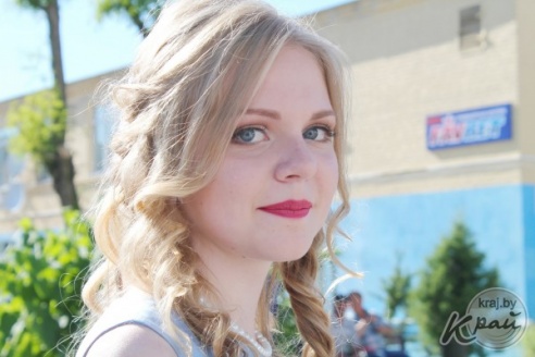 Цветы в волосах, платья до колена и бабочки – что модно среди вилейских выпускников в этом году (ФОТО)