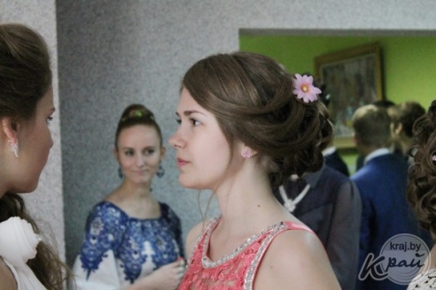 Цветы в волосах, платья до колена и бабочки – что модно среди вилейских выпускников в этом году (ФОТО)