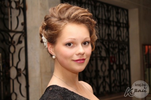 Цветы в волосах, платья до колена и бабочки – что модно среди вилейских выпускников в этом году (ФОТО)