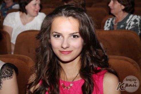 Цветы в волосах, платья до колена и бабочки – что модно среди вилейских выпускников в этом году (ФОТО)