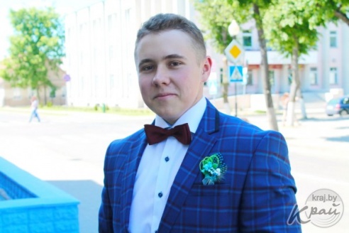 Цветы в волосах, платья до колена и бабочки – что модно среди вилейских выпускников в этом году (ФОТО)