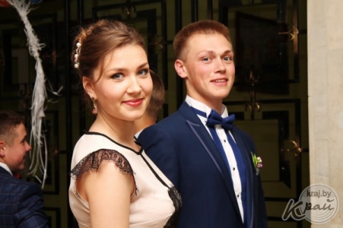 Цветы в волосах, платья до колена и бабочки – что модно среди вилейских выпускников в этом году (ФОТО)